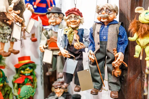 07 December 2017, Prag, Tjeckien: många olika marionett dockor till salu i butik i Prag — Stockfoto