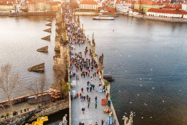 PRAGUE, RÉPUBLIQUE TCHÈQUE, 07 DÉCEMBRE 2017 : Vue aérienne des touristes traversant le pont de Charles à Prague . — Photo