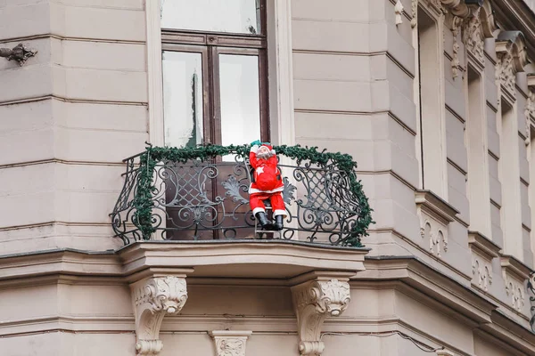 Santa Claus trepando en un balcón — Foto de Stock