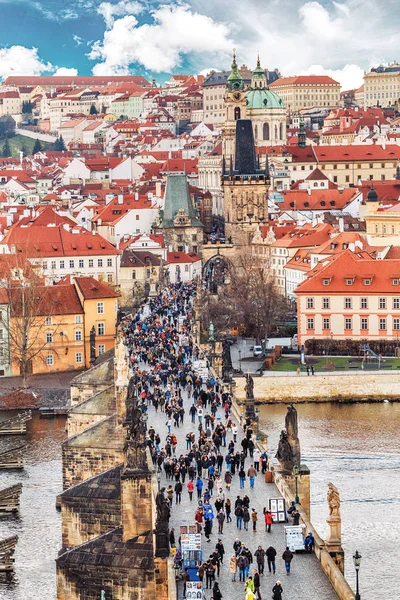 PRAGUE, RÉPUBLIQUE TCHÈQUE, 07 DÉCEMBRE 2017 : Vue aérienne des touristes traversant le pont de Charles à Prague . — Photo