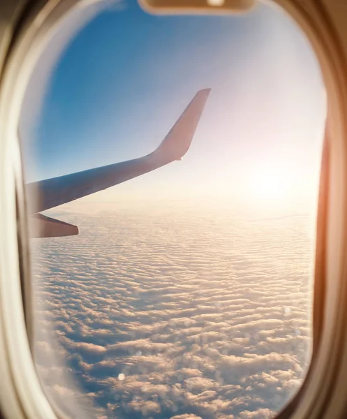 Majestuoso cielo al atardecer, mirando desde el avión — Foto de Stock