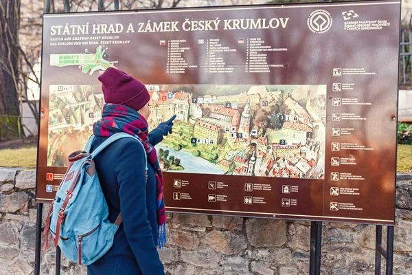 06 December 2017, Cesky Krumlov, Tsjechië: achteraanzicht van een vrouw op zoek naar toeristische kaart van Cesky Krumlov stad — Stockfoto