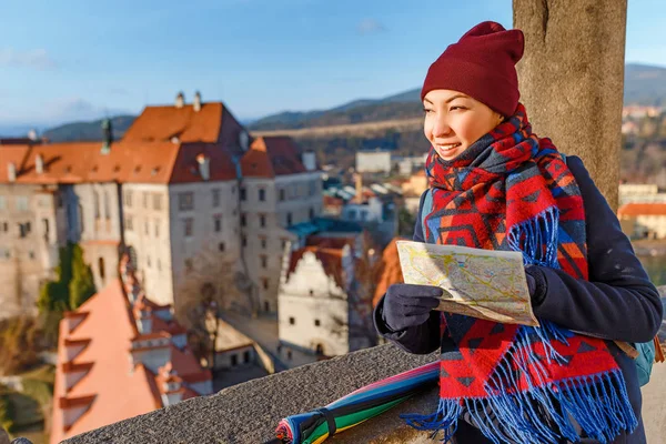 성, 추운 계절 개념에 유럽에서 휴가의 배경에서 로프의 지도 들고 여자 여행자 — 스톡 사진