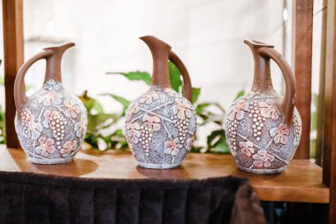 Şarap ya da cha-cha kil testi ile dekore edilmiş bir Gürcü geleneksel mutfağı restoran iç
