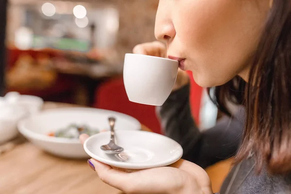 Молодая восточная женщина пьет крепкий ароматный кофе в кафе — стоковое фото