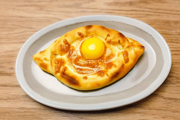 Khachapuri on perinteinen georgialainen ja kaukasialainen veneen muotoinen juusto ja munatäytteinen leipä. — kuvapankkivalokuva