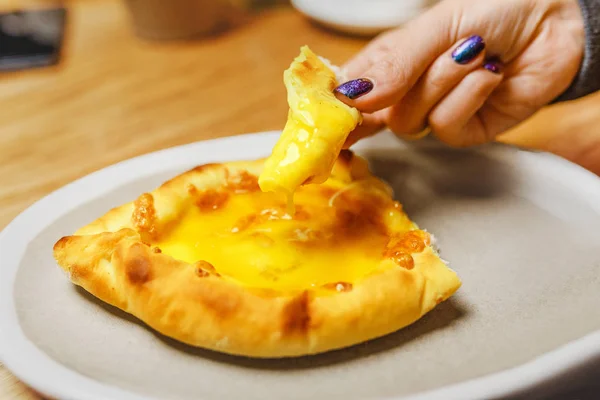 Mujer comiendo tradicional Khachapuri en restaurante georgiano, cocina local y deliciosa comida concepto de viaje — Foto de Stock