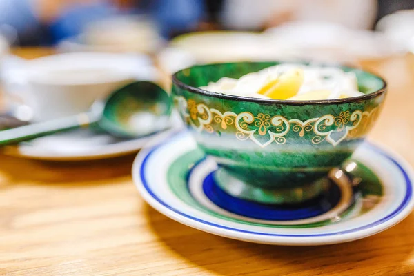 Elesh es un plato tradicional en la sopa de carne de res de la cocina de Asia Central con fideos y verduras en un plato de madera decorado con patrones nacionales auténticos —  Fotos de Stock