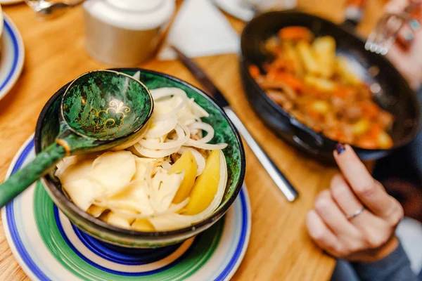 Elesh es un plato tradicional en la sopa de carne de res de la cocina de Asia Central con fideos y verduras en un plato de madera decorado con patrones nacionales auténticos —  Fotos de Stock