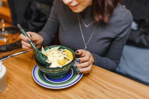 Mujer comiendo sopa de cocina tradicional asiática en el restaurante —  Fotos de Stock