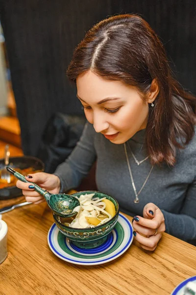 Mujer comiendo sopa de cocina tradicional asiática en el restaurante —  Fotos de Stock