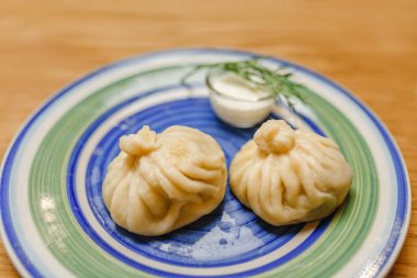 Hıngel geleneksel matzoni soslu bir tabakta Gürcü köfte olduğunu