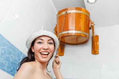 Kadını ile kova buz soğuk su sıcak sauna, sağlıklı yaşam ve soğuk eğitim kavramı sonra sağlamlaştırma