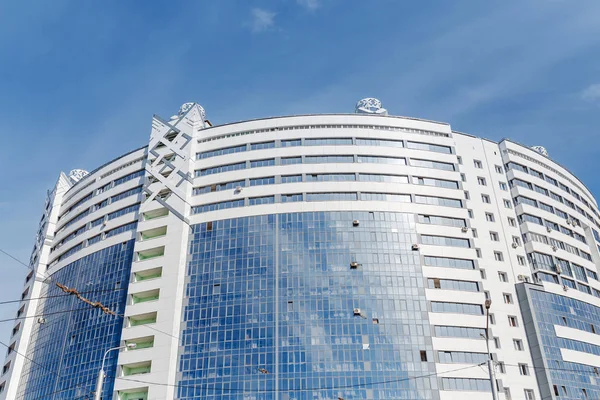 Edifício moderno feito de vidro e concreto, alojamento e conceito scyscrapper centro de negócios — Fotografia de Stock