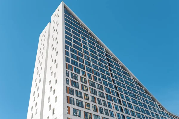 Modernes Gebäude aus Glas und Beton, Unterkunft und Business Center Sensenkonzept — Stockfoto