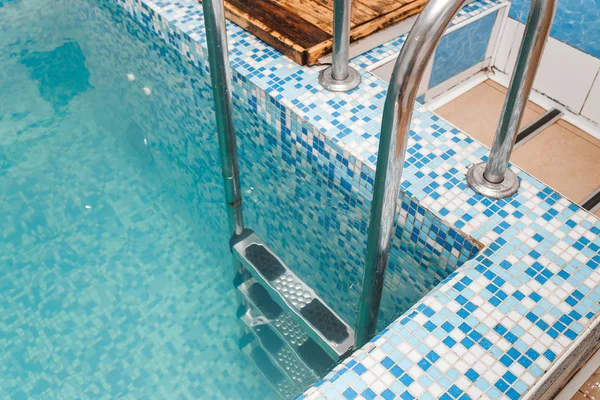Klein zwembad met blauwe zoet water in het bad complex, verharding concept — Stockfoto