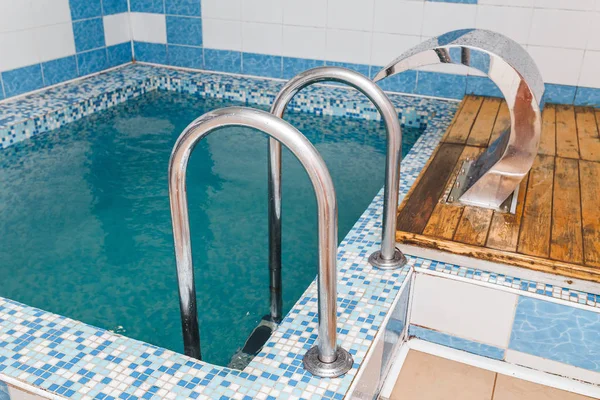 목욕, 복잡 한 경화 개념에서 블루 민물을 가진 작은 수영장 — 스톡 사진