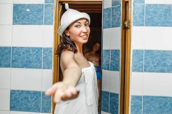 Una giovane donna mi segue in sauna. Stile di vita sano e concetto di svago — Foto Stock