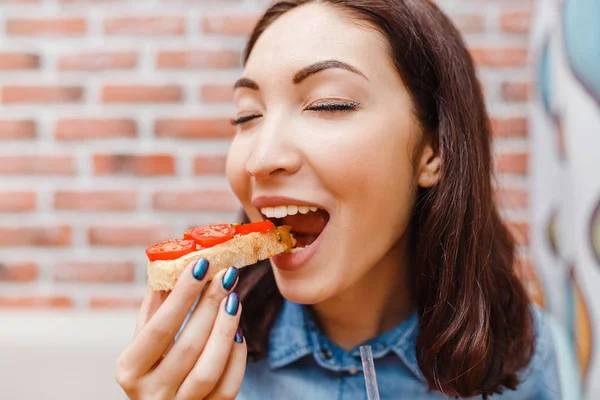 Joven mujer de belleza comiendo sándwich con verduras, concepto tradicional español de tapas snack — Foto de Stock