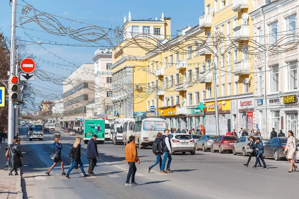 28 Απριλίου 2018, Ufa, Ρωσική Ομοσπονδία: μια πολυσύχναστη κυκλοφορίας τομή στο πόλης κέντρο της Ούφα, με τους πεζούς και τα αυτοκίνητα — Φωτογραφία Αρχείου