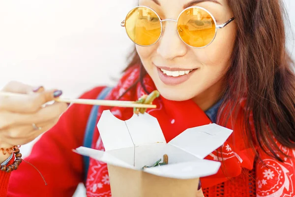 Chop ile paket servisi olan restoran kutusundan Asya hızlı yemek yeme parlak hipster kadın sopa, Wok kavramı erişte