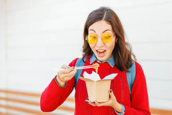 Mutlu kız şehir cadde, öğrenci veya çalışan öğle yemeği molası kavramı, paket servisi olan restoran kağıt kutusundan Asya wok hızlı yemek yeme — Stok fotoğraf
