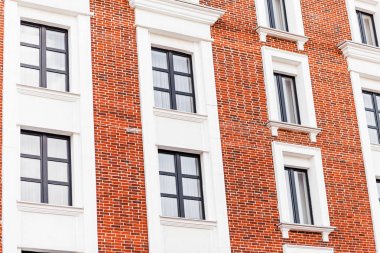 Kırmızı tuğla bina cephe ile pencere eşiği