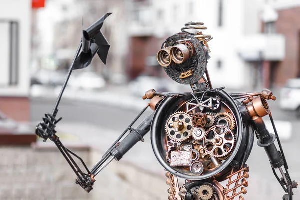 28 APRILE 2018, UFA, RUSSIA: Divertente robot in stile steampunk creato dalla spazzatura e dai rifiuti metallici sulla strada della città di Ufa — Foto Stock