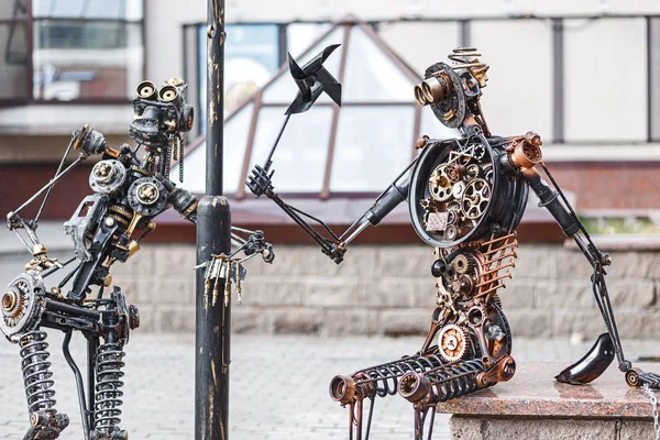 28 APRILE 2018, UFA, RUSSIA: Divertente robot in stile steampunk creato dalla spazzatura e dai rifiuti metallici sulla strada della città di Ufa — Foto Stock