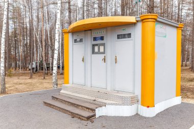 25 Nisan 2018, Ufa, Rusya Federasyonu: Şehir Parkı içinde Wc umumi tuvalet