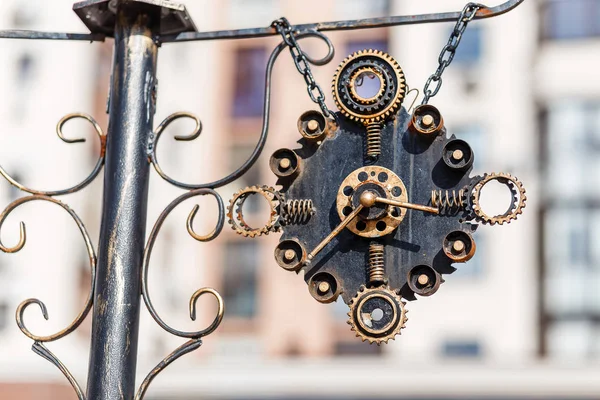 28 APRILE 2018, UFA, RUSSIA: Orologio vintage retrò steampunk stilizzato outdoor in strada — Foto Stock