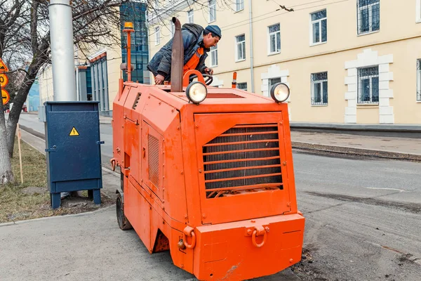 25 kwietnia 2018, Ufa, Rosja: roboty drogowe maszyny jest usunięcie starych nawierzchni asfaltowej — Zdjęcie stockowe
