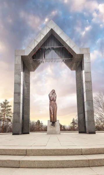 25 DE ABRIL DE 2018, UFA, RÚSSIA: Memorial à Mãe Dolorosa dedicada à Segunda Guerra Mundial — Fotografia de Stock