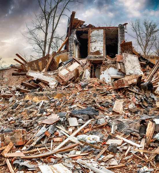 Straszne ruiny budynku mieszkalnego w wyniku trzęsienia ziemi — Zdjęcie stockowe