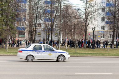 Ufa, Rusya, 05 Mayıs 2018: polis araba ve protestocular arka plan, alay