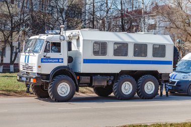 Ufa, Rusya, 05 Mayıs 2018: askeri polis kamyon protestocular Mart yakınındaki Park şehrin sokak