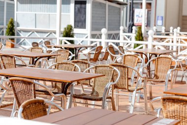 Açık boş sokak Cafe masa ve sandalye