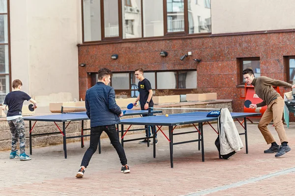 30 апреля 2018, УФА, РОССИЯ: Мальчики играют в пинг-понг на открытом воздухе — стоковое фото