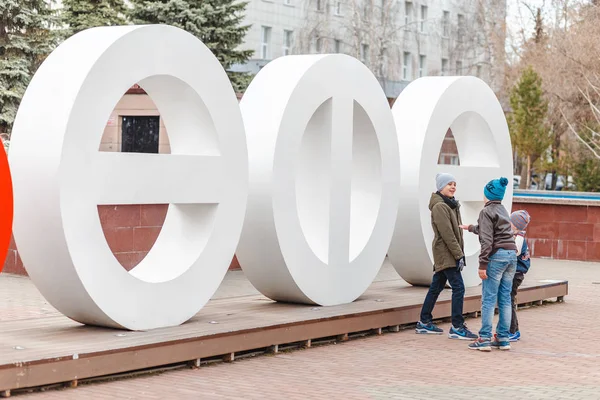 30 April 2018, Ufa, Rusland: brieven van de taal van de Basjkirostan gebouw de naam van de stad van Oefa — Stockfoto