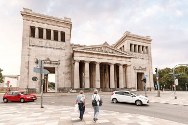 07 Ağustos 2019, Münih, Almanya: Münih 'teki Kings Meydanı' nda Yunan usulü şehir kapıları