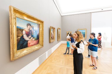 07 Ağustos 2019, Münih, Almanya: Münih 'teki eski Pinakothek' i ziyaret edenler antik çağların büyük ustalarının resimlerine hayran kaldılar