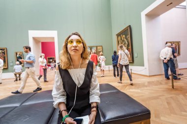 07 Ağustos 2019, Münih, Almanya: Münih 'teki eski Pinakothek' i ziyaret edenler antik çağların büyük ustalarının resimlerine hayran kaldılar