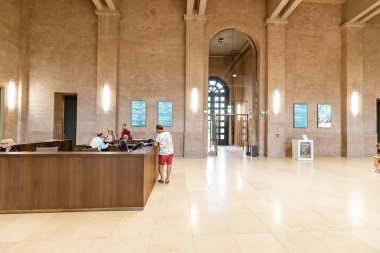 07 Ağustos 2019, Münih, Almanya: Eski Pinakothek 'e giriş ve bilet ofisi