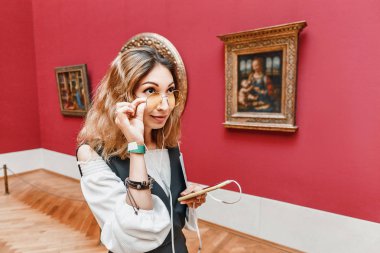 07 Ağustos 2019, Münih, Almanya: Münih 'teki eski Pinakothek' i ziyaret edenler antik çağların büyük ustalarının resimlerine hayran kaldılar