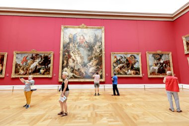 07 Ağustos 2019, Münih, Almanya: Münih 'teki eski Pinakothek' i ziyaret edenler antik çağların büyük ustalarının resimlerine hayran kaldılar
