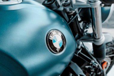 07 Ağustos 2019, Münih, Almanya: Güçlü bir spor bisikleti üzerinde yakın plan Bmw logosu