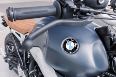 07 Ağustos 2019, Münih, Almanya: Güçlü bir spor bisikleti üzerinde yakın plan Bmw logosu