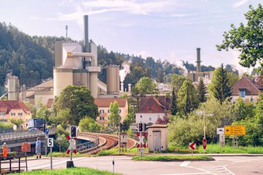 08 Ağustos 2019, Fussen, Almanya: Sigara boruları ve taşımacılık demiryolu fabrikası
