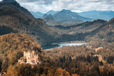 Bavyera Alplerindeki Hohenschwangau kalesinin manzarası. Münih yakınlarındaki popüler bir turizm merkezi.