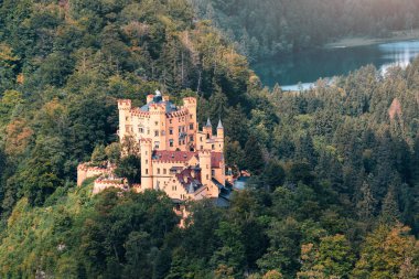 Bavyera Alplerindeki Hohenschwangau kalesinin manzarası. Münih yakınlarındaki popüler bir turizm merkezi.
